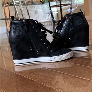 DKNY sneaker shoes Grommet Zip